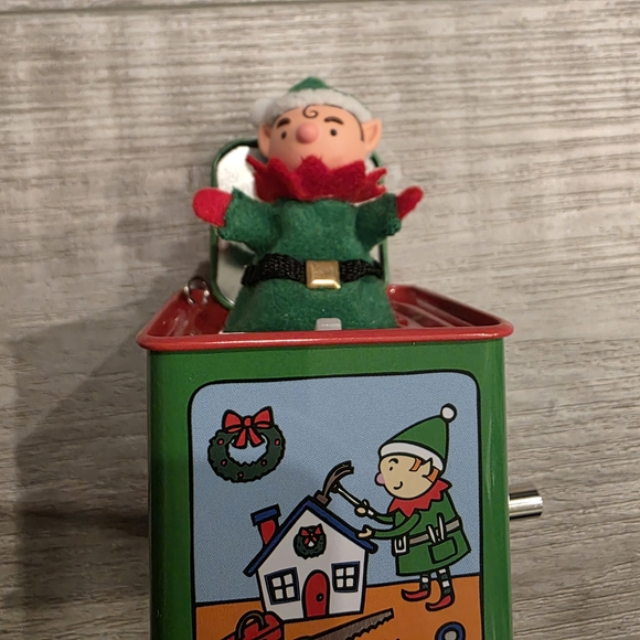 Hallmark Pop! Goes the Elf Jack-in-the-Box - Green and Red - Picture 2 of 6